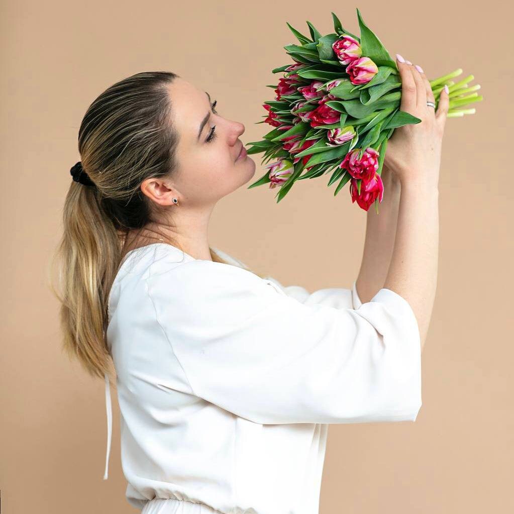 Девушка с букетом тюльпанов от SANFLOWERS