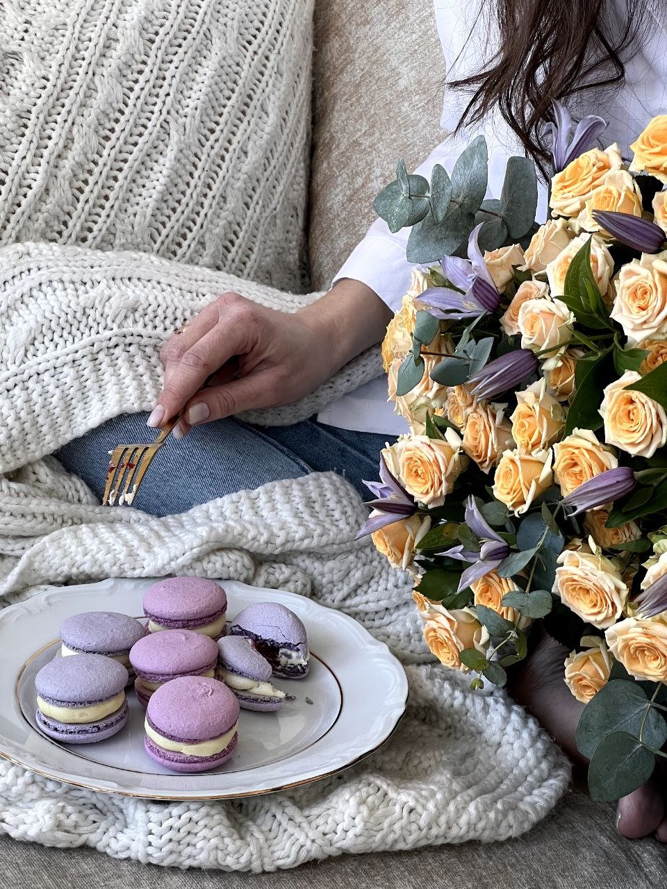 Розы и клематисы — букет SANFLOWERS