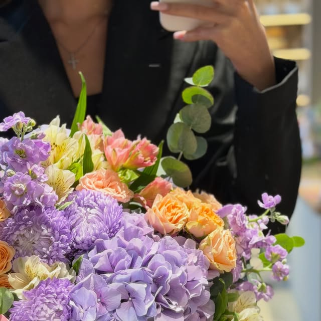 Букет с гортензией и розами — SANFLOWERS, Видное