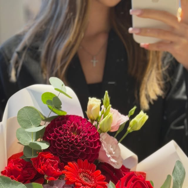 Классический букет в упаковке — SANFLOWERS Москва