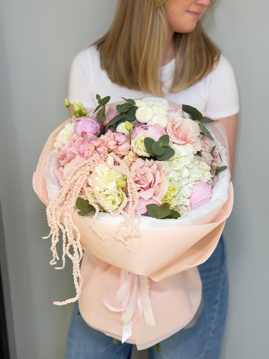 Букет с пионами, гортензией, пионовидными розами и эустомой — SANFLOWERS, доставка цветов по Москве и Московской области