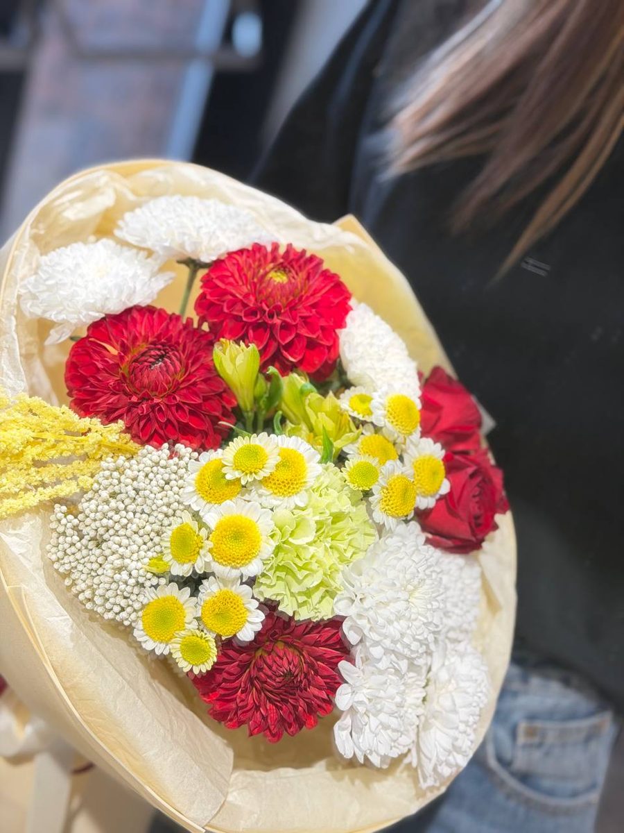 Букет с георгинами, красными розами, ромашками и хризантемами, другой ракурс — SANFLOWERS