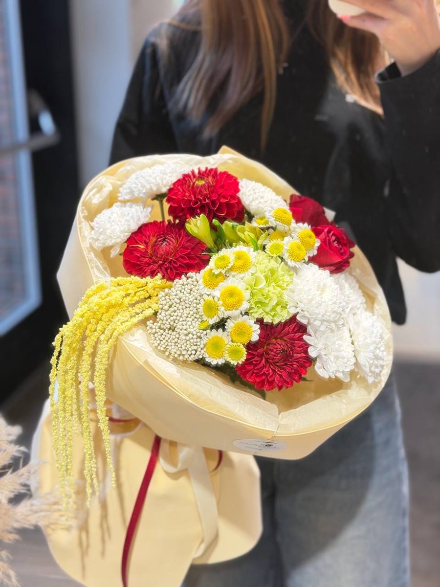 Букет с георгинами, красными розами, ромашками и хризантемами — SANFLOWERS, доставка цветов по Москве и Московской области