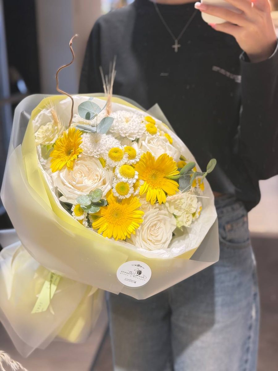 Букет с жёлтыми герберами, белыми розами, ромашками и эвкалиптом — SANFLOWERS, доставка цветов по Москве и Московской области