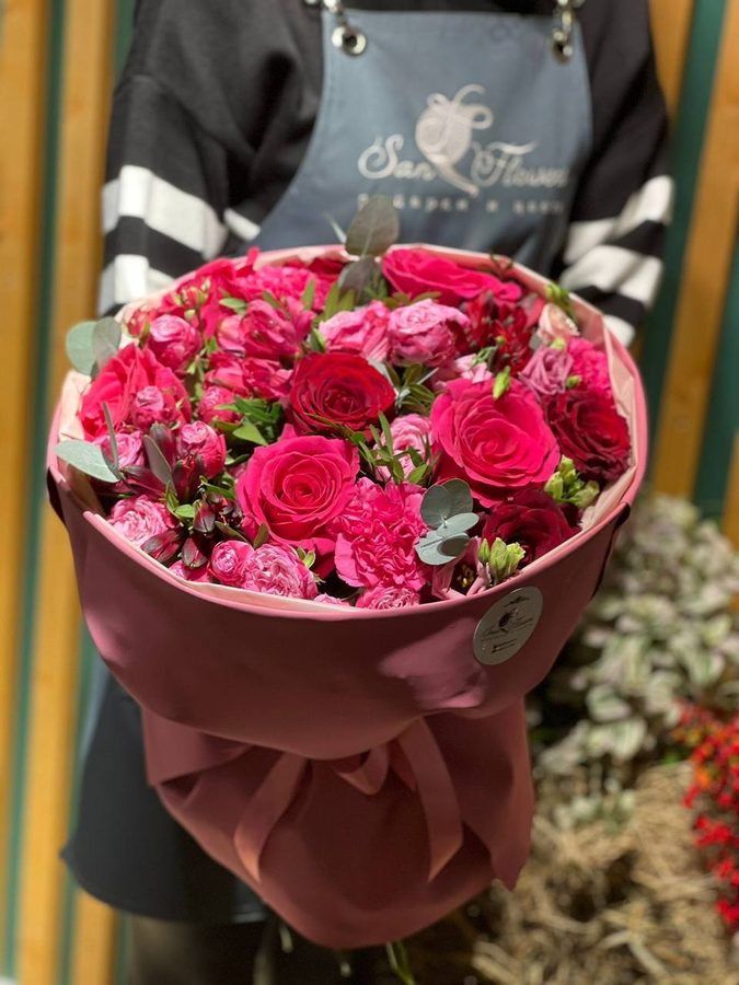 Малиновые розы — букет любимой на 14 февраля. Доставка цветов по Москве и Московской области — SANFLOWERS