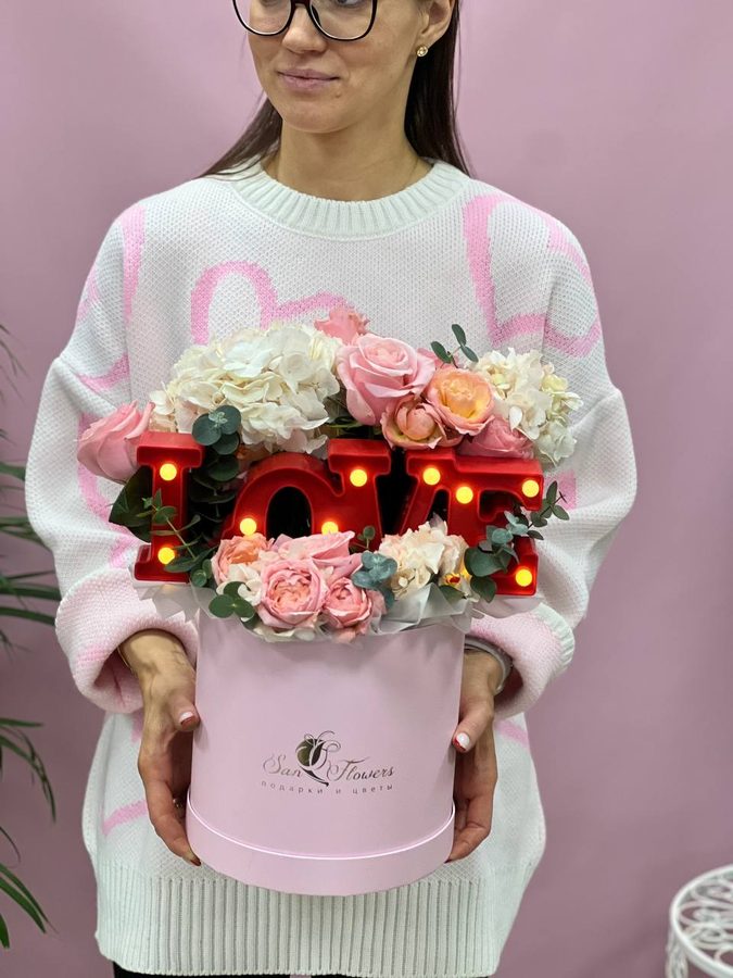 Коробка LOVE — букет любимой на 14 февраля, цветы в коробке с доставкой. Доставка цветов по Москве и Московской области — SANFLOWERS